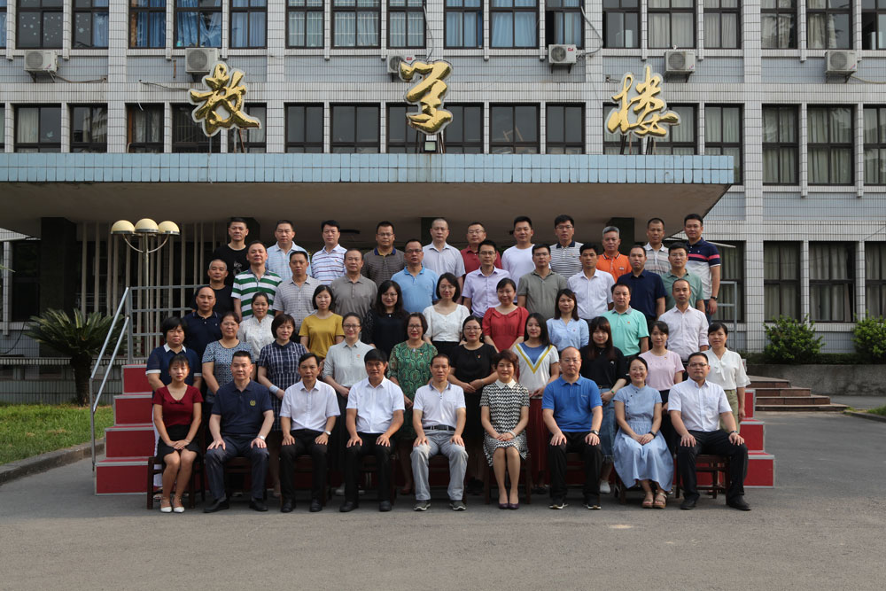 西南政法大學干部培訓:南寧市興寧區2019年紀檢監察干部能力素質提升班合影