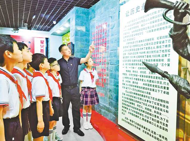 廟壩鎮(zhèn)第一小學(xué)學(xué)生講述城口革命故事，創(chuàng)作泥塑再現(xiàn)百年經(jīng)典，用實(shí)際行動(dòng)傳承紅色精神 “紅孩子”是這樣“煉”成的