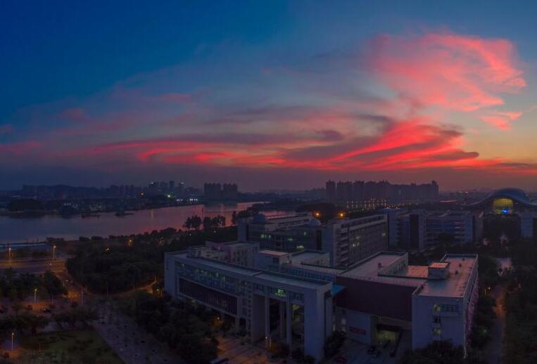 多彩校園